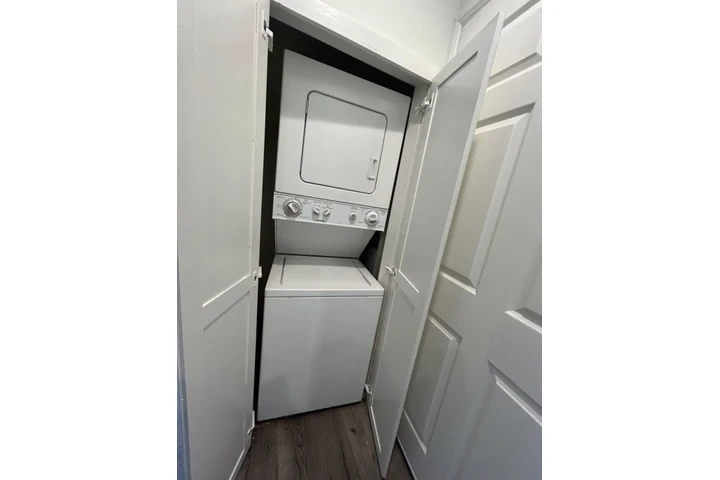 $1535 : 1 Bedroom 1 bath in Los Angele image 7