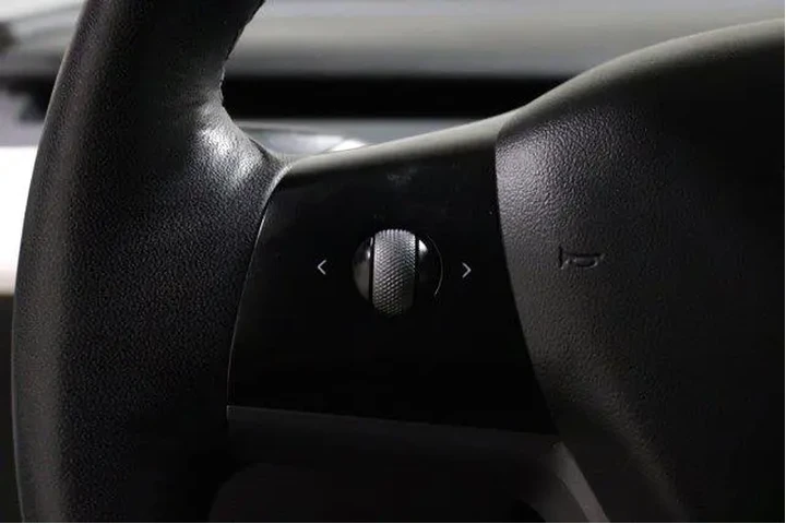 $29998 : Tesla Model Y 2021 AWD Long image 9