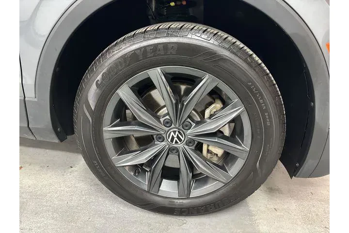$22300 : Volkswagen Tiguan 2023 SE 4d image 2