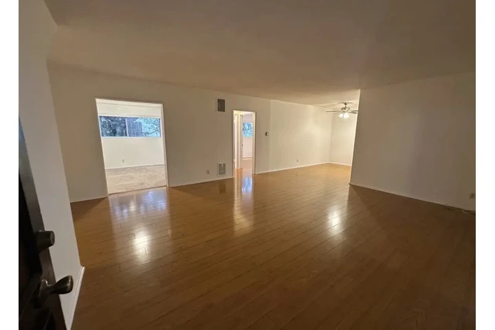 $1900 : 2 Bedroom Apt in James M Wood image 2