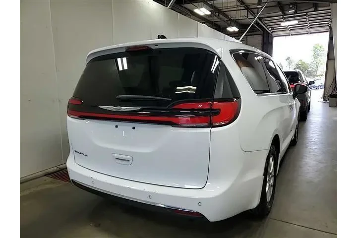 $23390 : Chrysler Pacifica 2023 Touri image 2