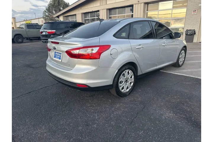 2012 Focus SE image 8