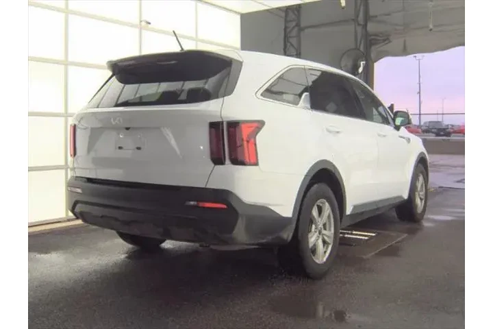 $21193 : Kia Sorento 2023 LX 4dr SUV image 2