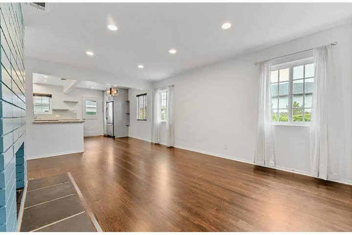 $2600 : Spacious Yard image 2