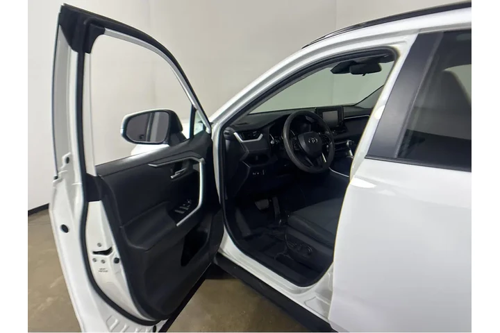 $25977 : Gold Certified2021 RAV4 XLE image 2
