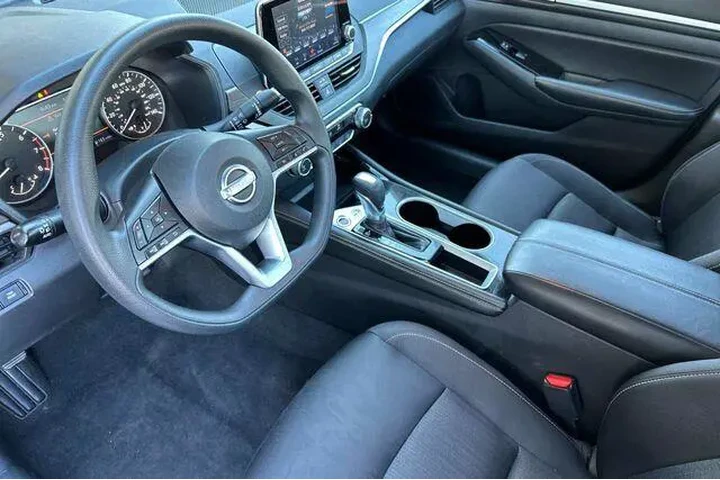 $18850 : Nissan Altima 2023 2.5 SV 4d image 4