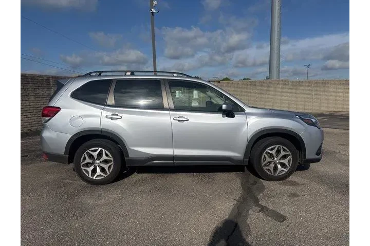 $24982 : Subaru Forester 2022 AWD Pre image 8