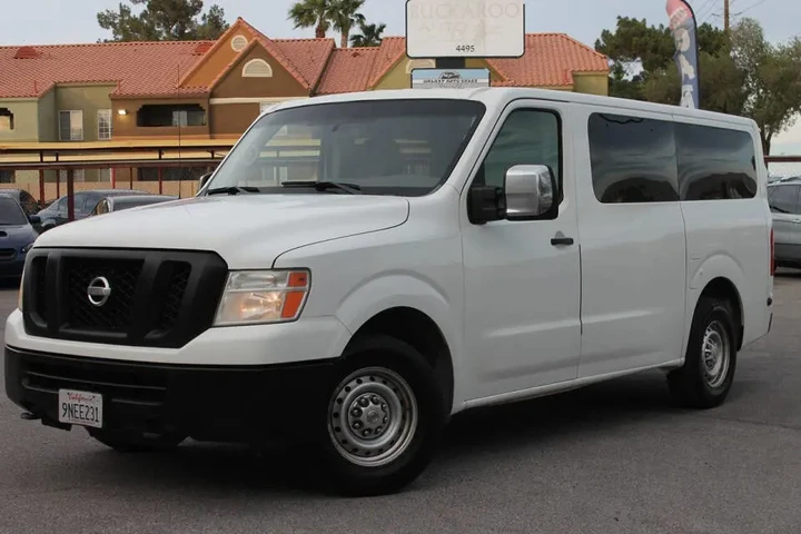 $18995 : 2016 NV 3500 HD SV image 4