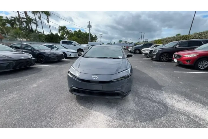 $27990 : Toyota Prius 2025 LE 4dr Hat image 3