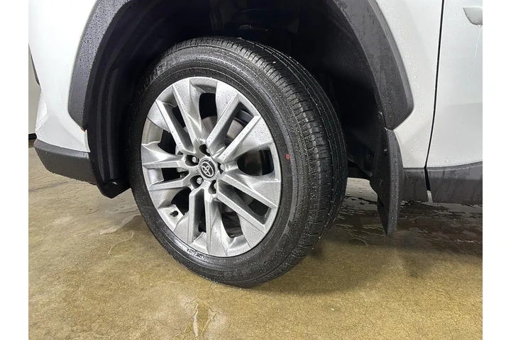 $38494 : Gold Certified 2025 RAV4 XLE image 5