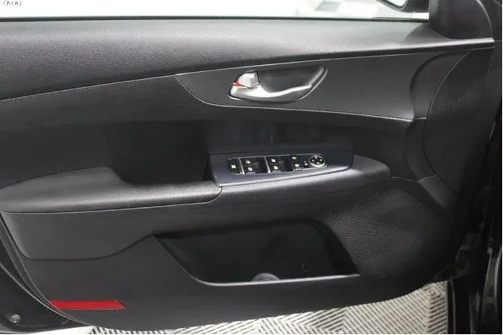 $14987 : Kia Forte 2020 LXS 4dr Sedan image 3