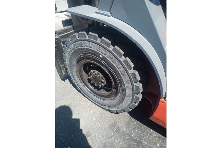 $8500 : 5,000 LBS TOYOTA FORKLIFT image 2