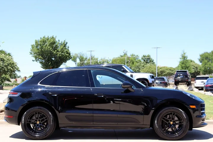 $27997 : 2020 Macan image 8