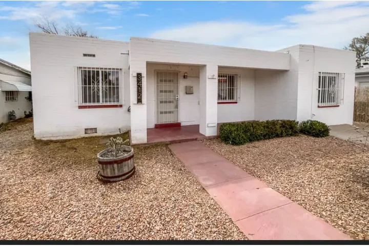 $900 : 2 bedroom 1 bathroom house ren image 1