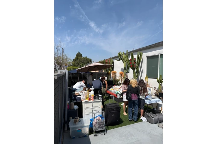 $1 : Yard Sale / Mercadillo image 2