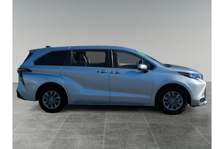 $38484 : Toyota Sienna 2024 LE 8-Pass image 6