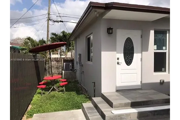 $900 : Casa en el corazón de Miami! image 1