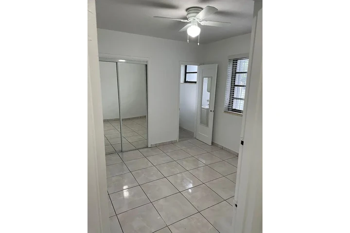 $800 : Beautiful Home...Hialeah, FL image 3