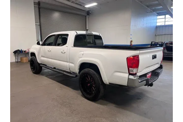 $29402 : Toyota Tacoma 2017 image 5