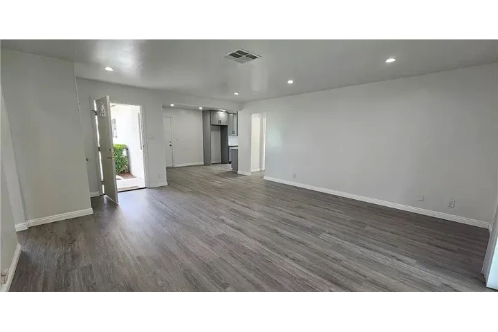 $2500 : Nice 3Bed 2Bath in South Gate image 3