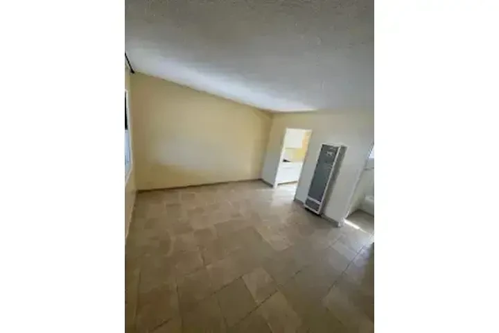 $1350 : MAYWOOD APTO. SINGLE EN RENTA image 1