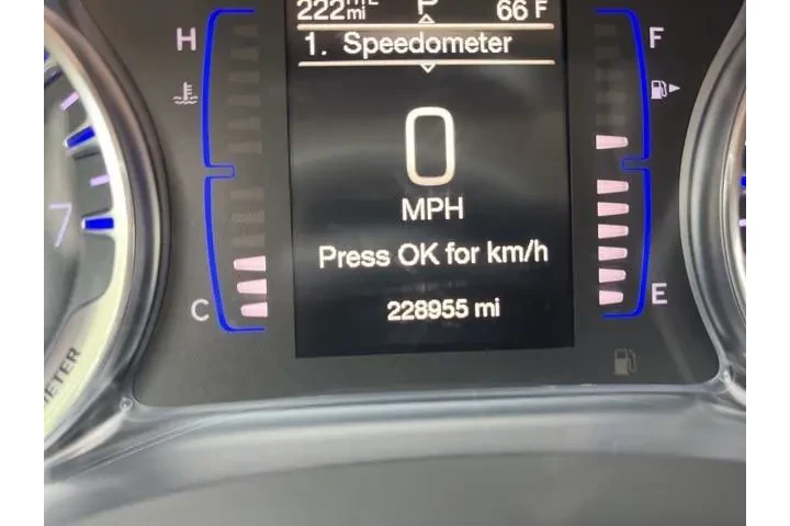 $2987 : Chrysler 200 2016 Limited 4d image 10