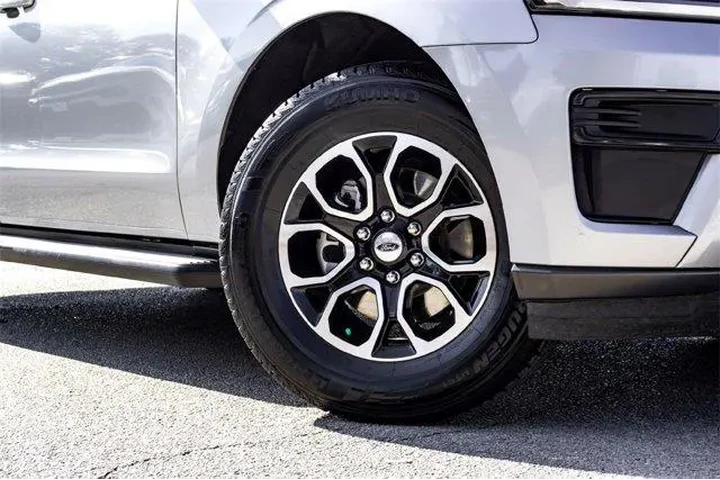 $37599 : Ford Expedition 2024 4x2 XLT image 2