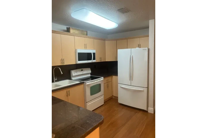 $1690 : Available 3 Bed & 2 Bath image 4
