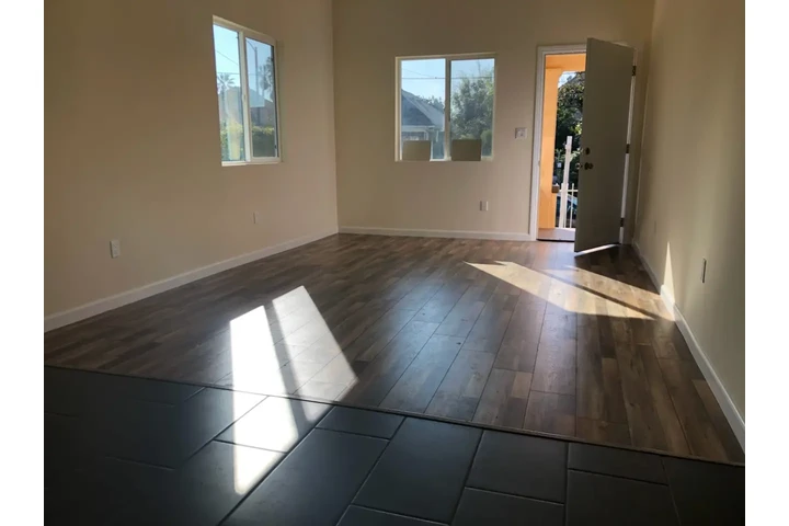 $3550 : CASA DÚPLEX DE 4 RECS. EN L.A. image 3