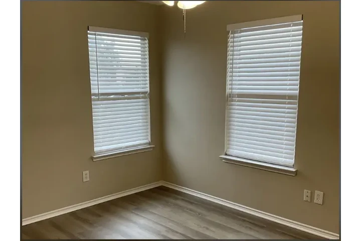 $1300 : Low income single family house image 6