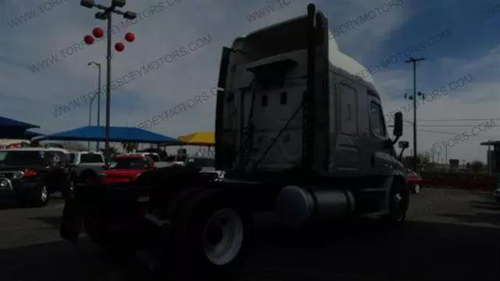 $29995 : Pre-Owned 2014 Cascadia CA113 image 6