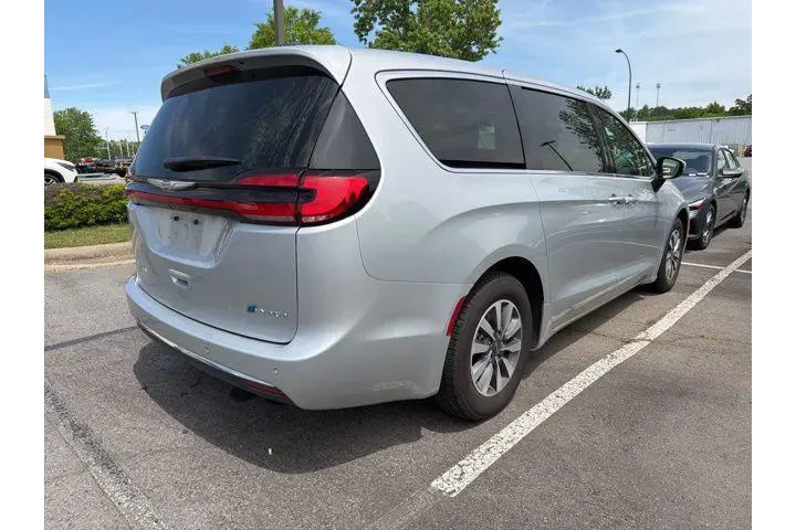 $24554 : Chrysler Pacifica Plug-In Hy image 8