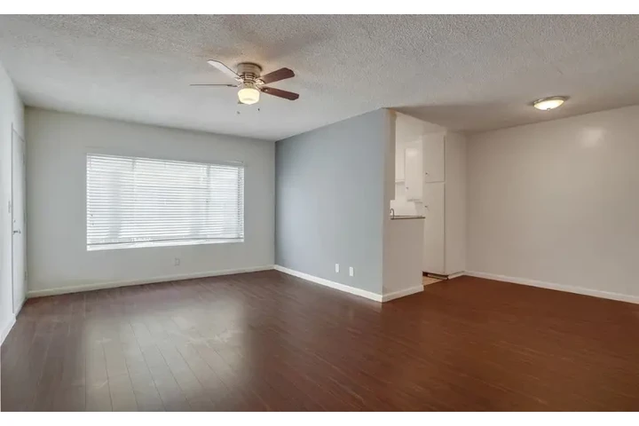 $1985 : 2 Bedroom with parking in LA image 2
