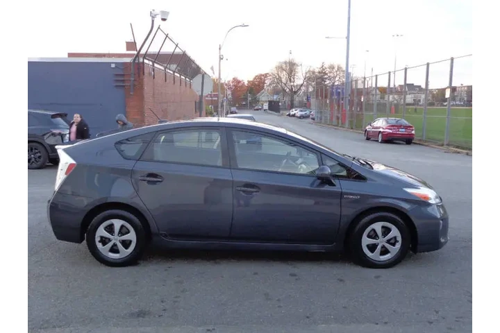 $11450 : 2013 Prius Three image 6