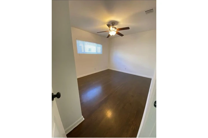 $2400 : 3 Bedroom Home in Gardena image 7