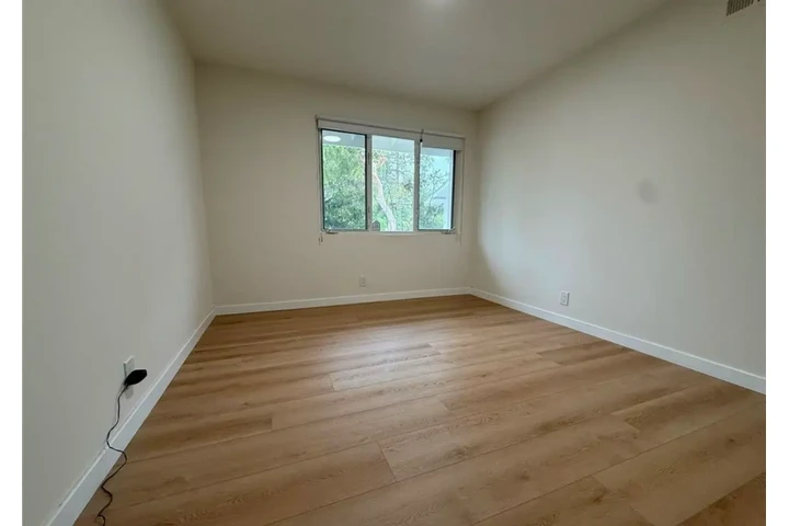 $2380 : 3 BED 2 BATH IN LOS ANGELES image 6