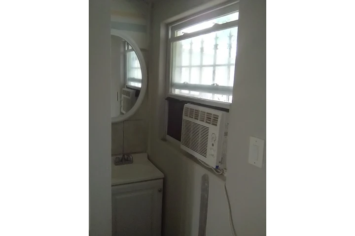 $650 : Rento cuarto indepandiente image 2