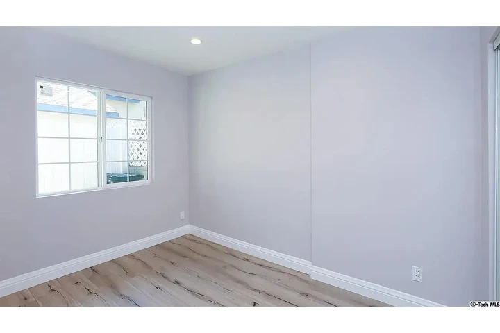 $1357 : 1BA/1BA near Burbank Mall. image 3