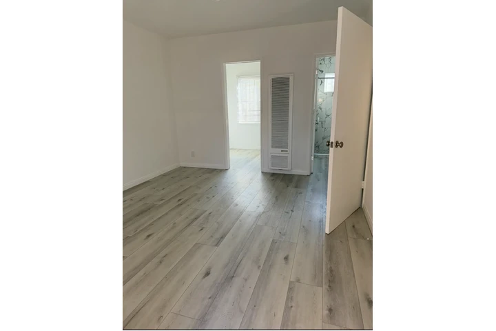 $1675 : Single Studio image 1