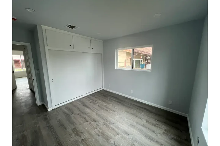 $1875 : Downey 3 & 3 Available image 7