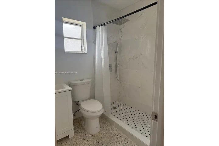 $800 : Beautiful Home..Miami image 5