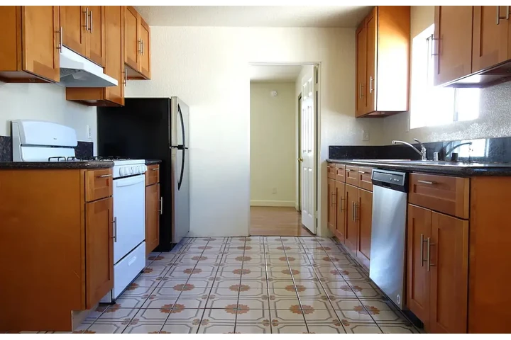 $1950 : 2 bedroom Apt in James wood image 3