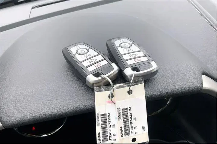 $35985 : Ford F-150 2018 4x4 Lariat 4 image 10