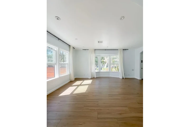$1250 : renovated charming 3 bedroom image 4