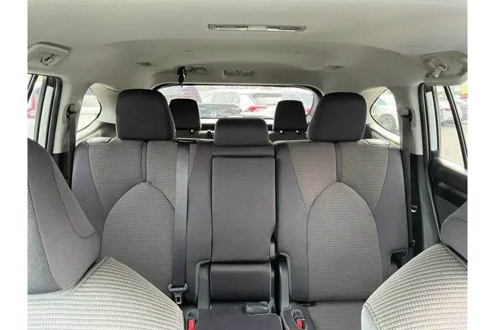 $31088 : Toyota Highlander 2023 L 4dr image 6