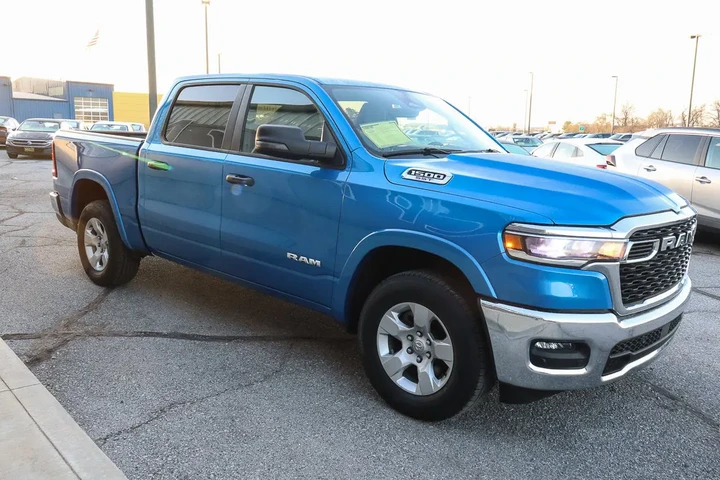 $38988 : 2025 1500 Big Horn 4x4 Crew C image 3