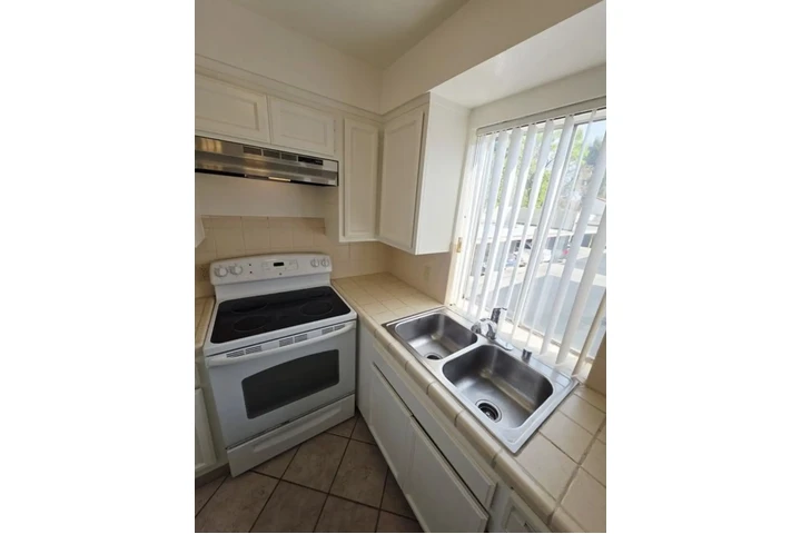 $1970 : 2 Bedroom Apt in James M wood image 4