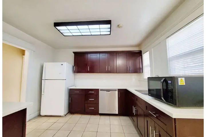 $2600 : 3 Bedroom Apt in koreatown LA image 8