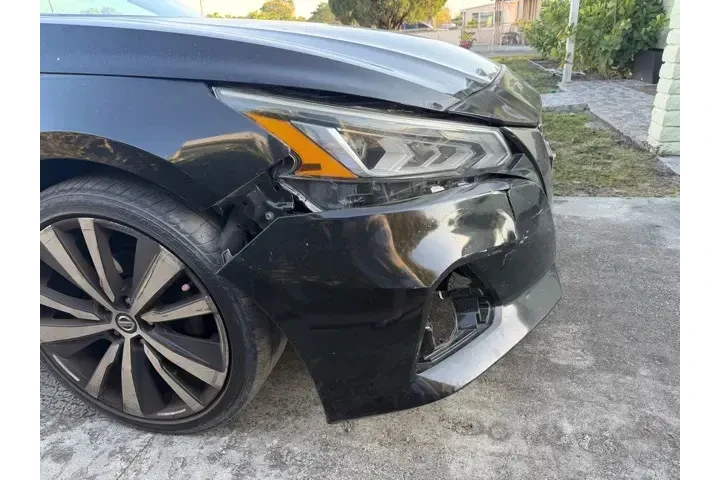 $11990 : Nissan Altima 2019 2.5 SR 4d image 3