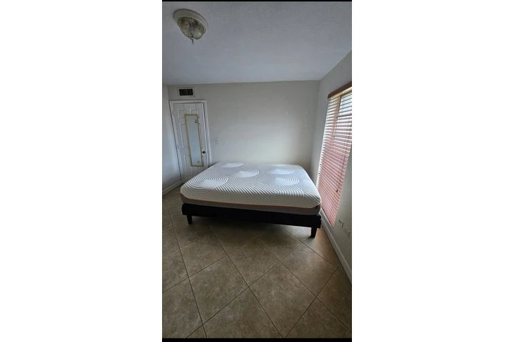 $900 : Se renta cuarto para dama image 1
